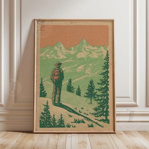 Könnte beinhalten: Gerahmter Vintage-Druck, der einen Wanderer zeigt, der eine Bergkette betrachtet. Das Kunstwerk verwendet Orange-, Grün- und Brauntöne. Der Wanderer trägt einen Hut und einen Rucksack. Der Druck hat eine Retro-Ästhetik, die an Abenteuer erinnert.