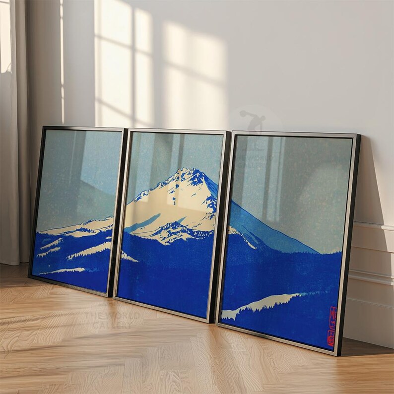 K&ouml;nnte beinhalten: Drei gerahmte Kunstdrucke, die eine Berglandschaft in Blau, Wei&szlig; und Beige zeigen. Das Kunstwerk zeigt einen Berg mit schneebedecktem Gipfel und blauem Himmel. Die Rahmen sind schwarz.