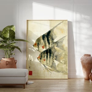 K&ouml;nnte beinhalten: Ein gerahmter Kunstdruck mit zwei stilisierten Fischen mit schwarz-wei&szlig;en Streifen und roten Akzenten. Das Kunstwerk hat einen Vintage-Aquarellstil mit einem beige-gelben Hintergrund. Der Druck wird in einem Raum mit einer Pflanze, einem Hocker und dekorativen Vasen ausgestellt.