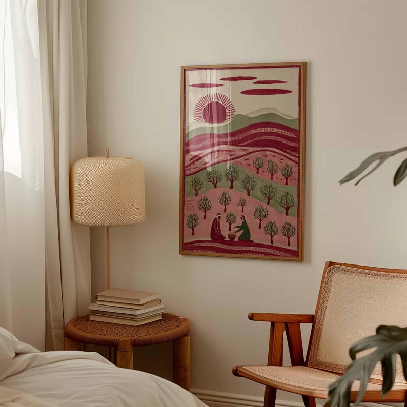 Puede incluir: Una impresi&oacute;n art&iacute;stica enmarcada representa un paisaje estilizado con un sol rojo, colinas onduladas y olivos. Dos figuras est&aacute;n sentadas debajo de los &aacute;rboles. La paleta de colores incluye tonos de rojo, verde y rosa, creando una escena c&aacute;lida.