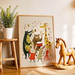 Peut inclure: Une affiche encadr&eacute;e repr&eacute;sentant un groupe d'animaux musiciens, dont un crocodile, un ours, une girafe et des lapins. L'&oelig;uvre est dans un cadre en bois clair, avec un cheval &agrave; bascule en bois au premier plan.