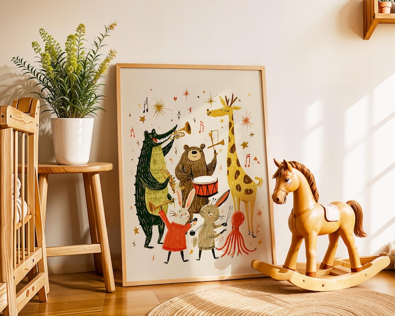 Peut inclure: Une affiche encadr&eacute;e repr&eacute;sentant un groupe d'animaux musiciens, dont un crocodile, un ours, une girafe et des lapins. L'&oelig;uvre est dans un cadre en bois clair, avec un cheval &agrave; bascule en bois au premier plan.