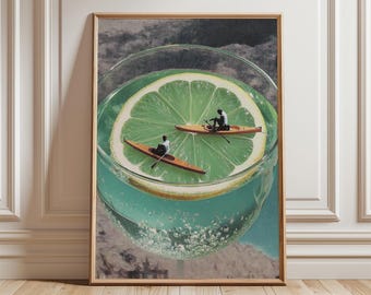 Puede incluir: Una impresión artística enmarcada que presenta un collage caprichoso. Un gran vaso de líquido turquesa con burbujas contiene una rodaja de lima, con dos kayaks en miniatura y figuras remando sobre la lima. El fondo es un cielo nublado.