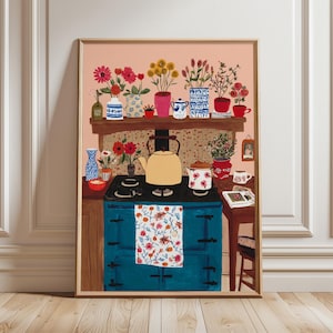 Op de afbeelding: Een ingelijste kunstdruk met een keukeninterieur met een turquoise fornuis, een gele waterkoker en diverse bloemen in potten. Een bloemenhanddoek hangt aan het fornuis. De achtergrond is lichtroze.
