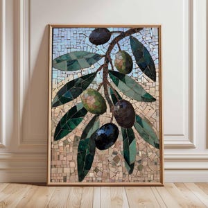 Puede incluir: Una obra de arte en mosaico enmarcada que representa una rama de olivo con aceitunas verdes y negras y hojas. El mosaico est&aacute; sobre un fondo de peque&ntilde;as baldosas cuadradas en tonos beige y azul. El marco es de color marr&oacute;n claro.