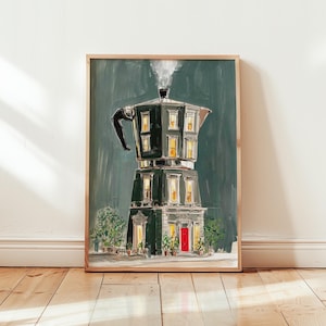 Può includere: Una stampa artistica incorniciata raffigura una caffettiera a forma di casa nei toni del verde, grigio e nero. Le finestre della caffettiera a forma di casa sono illuminate da un caldo bagliore giallo e una porta rossa è visibile alla base. L'opera d'arte è esposta su un pavimento in legno.