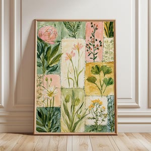 Könnte beinhalten: Ein gerahmter Wandkunstdruck mit einem Patchwork-Gitter aus botanischen Illustrationen. Das Kunstwerk zeigt verschiedene Blumen und Pflanzen in Rosa-, Gelb-, Grün- und Weißtönen, wobei gemalte Stiche die einzelnen rechteckigen Abschnitte trennen.