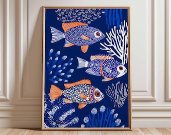 Puede incluir: Un estampado artístico enmarcado con tres peces estilizados en una escena submarina azul oscuro. Los peces tienen aletas naranjas y están moteados con puntos blancos. Corales blancos y algas azules completan el diseño.