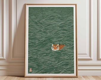 Può includere: Stampa artistica incorniciata raffigurante una tigre che nuota tra le onde verdi. La tigre ha strisce arancioni e nere, con la faccia bianca. Le onde sono rappresentate da linee bianche. L'opera è in una cornice di legno.
