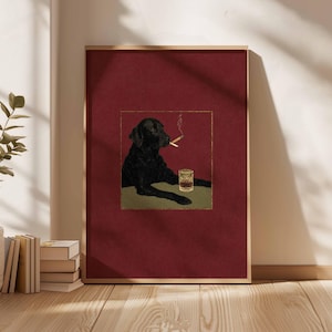 Puede incluir: Impresi&oacute;n art&iacute;stica enmarcada que representa un Labrador Retriever negro con un cigarrillo encendido y un vaso de whisky. La imagen est&aacute; sobre un fondo burdeos con un borde dorado. La obra de arte tiene un estilo ilustrativo vintage.