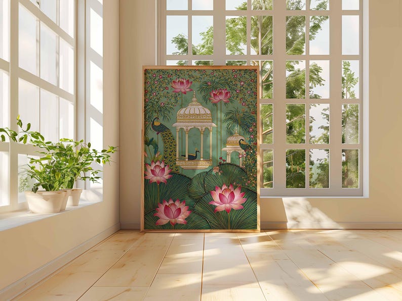 Pu&ograve; includere: Una stampa artistica incorniciata con una serena scena di giardino. L'opera presenta un gazebo, pavoni e fiori di loto nei toni del verde, rosa e oro. La stampa &egrave; esposta in una stanza con luce naturale da una grande finestra.