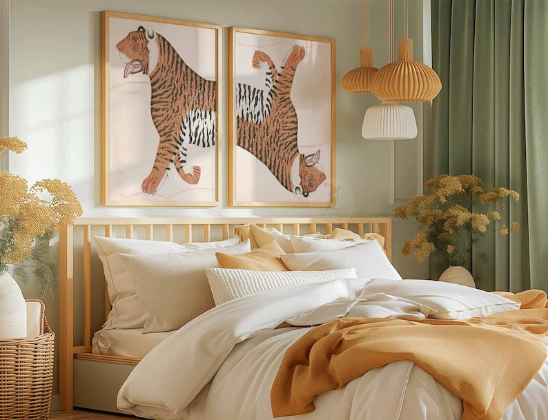 Peut inclure: Deux illustrations encadr&eacute;es de tigres dans une chambre &agrave; coucher. Les illustrations sont de style minimaliste avec un fond brun clair et les tigres sont repr&eacute;sent&eacute;s en orange et noir. La chambre &agrave; coucher comprend un cadre de lit en bois avec une literie blanche et une couverture jaune. Il y a deux luminaires suspendus avec des abat-jours blancs et bruns.