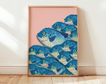 Puede incluir: Una impresión artística enmarcada que presenta un grupo de peces azules con ojos amarillos sobre un fondo rosa. Los peces están dispuestos en diagonal, creando una sensación de movimiento. La obra de arte se muestra en un marco de madera.