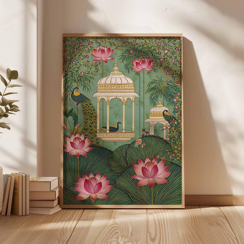 Pu&ograve; includere: Una stampa artistica incorniciata raffigurante una serena scena di giardino con uno sfondo verde acqua. L'opera presenta fiori di loto rosa, pavoni e strutture bianche ornate. La stampa &egrave; in una cornice di legno, creando un pezzo decorativo.