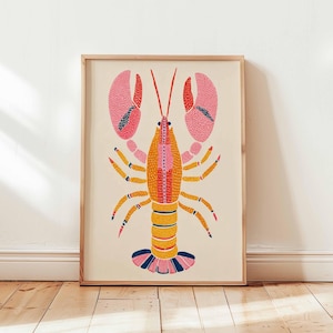 Peut inclure: Une affiche encadrée représentant une illustration colorée d'un homard. Le homard est représenté avec des pinces roses, un corps orange et des pattes jaunes, sur un fond crème. L'œuvre est encadrée dans un cadre en bois naturel, pour la décoration.