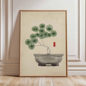 Könnte beinhalten: Gerahmter Kunstdruck mit einer Bonsai-Baum-Illustration. Das Kunstwerk zeigt eine detaillierte Zeichnung eines Bonsai-Baumes mit grünen, kreisförmigen Blättern und einem strukturierten, grauen Topf. Ein kleiner roter Stempel ist auf der rechten Seite zu sehen.