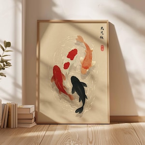 Puede incluir: Impresi&oacute;n enmarcada con cuatro peces koi en tonos rojo, naranja y negro, nadando en un patr&oacute;n circular. La obra de arte tiene un fondo beige e incluye texto japon&eacute;s y un sello rojo.