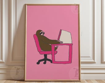 Póster de perezoso sentado en el escritorio, ilustración de animal adorable, fondo rosa