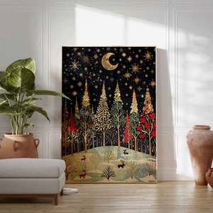 Op de afbeelding: Een gouden ingelijste print van een gestileerde bos sc&egrave;ne met een halve maan en sterren. De bomen zijn versierd met gouden en rode accenten. De achtergrond is donkerblauw met een lichtblauwe, met sneeuw bedekte grond.