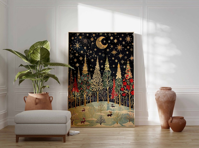 Op de afbeelding: Een gouden ingelijste print van een gestileerde bos sc&egrave;ne met een halve maan en sterren. De bomen zijn versierd met gouden en rode accenten. De achtergrond is donkerblauw met een lichtblauwe, met sneeuw bedekte grond.