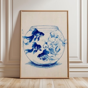 Peut inclure: Impression encadrée représentant une illustration bleue et blanche de poissons rouges dans un bocal en verre. L'œuvre a une esthétique vintage, avec des traits détaillés et un fond doux et neutre. Les poissons rouges ont des nageoires fluides.