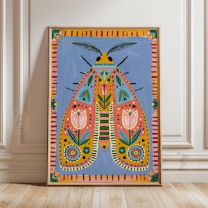 Pode incluir: Uma impress&atilde;o art&iacute;stica emoldurada com uma ilustra&ccedil;&atilde;o estilizada e colorida de uma mariposa. A mariposa apresenta padr&otilde;es intrincados em tons de laranja, azul, amarelo e rosa. A obra de arte est&aacute; sobre um fundo azul claro e emoldurada.