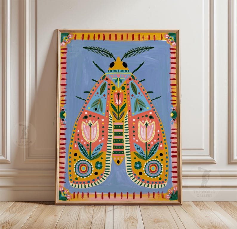 Pode incluir: Uma impress&atilde;o art&iacute;stica emoldurada com uma ilustra&ccedil;&atilde;o estilizada e colorida de uma mariposa. A mariposa apresenta padr&otilde;es intrincados em tons de laranja, azul, amarelo e rosa. A obra de arte est&aacute; sobre um fundo azul claro e emoldurada.