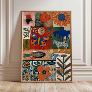 Puede incluir: Una impresión artística enmarcada con un collage de ilustraciones coloridas. La obra de arte incluye una mariposa, un pez, una cebra, caballos y varios elementos florales en tonos naranja, azul y verde. La impresión está enmarcada.