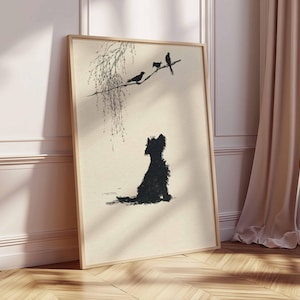 K&ouml;nnte beinhalten: Ein gerahmter Kunstdruck mit einer schwarzen Silhouette eines Hundes, der zu V&ouml;geln auf einem Ast aufblickt. Das Kunstwerk hat einen minimalistischen Stil mit einer neutralen Farbpalette, vor einem cremefarbenen Hintergrund. Der Rahmen ist hellholzfarben.