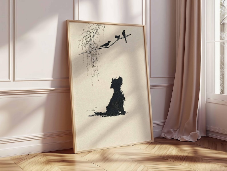 K&ouml;nnte beinhalten: Ein gerahmter Kunstdruck mit einer schwarzen Silhouette eines Hundes, der zu V&ouml;geln auf einem Ast aufblickt. Das Kunstwerk hat einen minimalistischen Stil mit einer neutralen Farbpalette, vor einem cremefarbenen Hintergrund. Der Rahmen ist hellholzfarben.