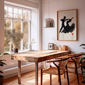K&ouml;nnte beinhalten: Ein Raum mit einem Holztisch und zwei St&uuml;hlen. Ein gerahmtes Kunstwerk eines tanzenden Paares h&auml;ngt an der Wand. Ein gro&szlig;es Fenster bietet einen Blick auf B&auml;ume. Eine silberne Pendelleuchte h&auml;ngt &uuml;ber dem Schreibtisch.