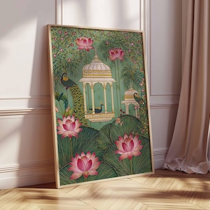 Pu&ograve; includere: Stampa artistica incorniciata con un'illustrazione dettagliata di un pavone, fiori di loto e un gazebo ornato. L'opera d'arte ha uno sfondo verde con dettagli rosa e oro. La stampa &egrave; presentata in una cornice di legno e poggia su un muro bianco.
