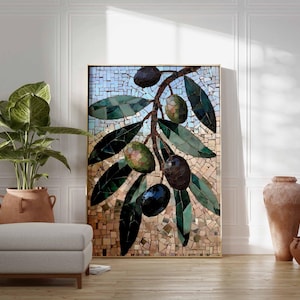 Puede incluir: Una obra de arte en mosaico de una rama de olivo con hojas verdes y aceitunas negras. La obra est&aacute; enmarcada en oro y sobre un fondo de mosaico. Una planta en maceta, una otomana gris y jarrones de terracota est&aacute;n en primer plano.