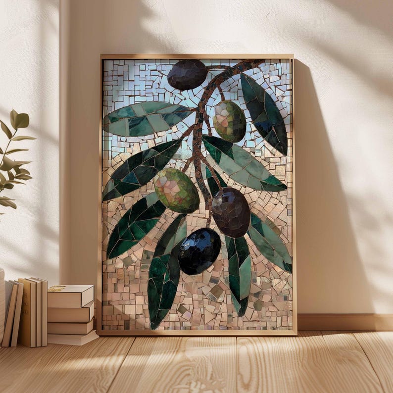 Puede incluir: Una obra de arte en mosaico enmarcada que representa una rama de olivo con aceitunas y hojas verdes y negras. El mosaico est&aacute; sobre un fondo claro y texturizado, y enmarcado en madera marr&oacute;n claro.