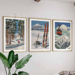 Puede incluir: Conjunto de tres láminas artísticas enmarcadas con escenas invernales. Una muestra a un esquiador en una ladera nevada, otra esquís y una montaña, y la tercera un teleférico. Los marcos son dorados.