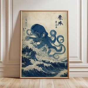 以下が含まれることがあります： 海から現れる青いタコの額装プリント。古典的な日本の木版画のスタイル。このアートワークは、詳細な波のパターンと日本語のテキストが特徴です。フレームは明るい茶色です。