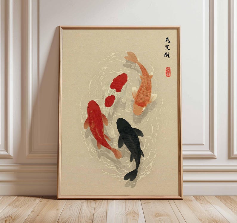 Puede incluir: Impresi&oacute;n art&iacute;stica enmarcada con cuatro peces koi en tonos rojo, naranja, negro y blanco, nadando en un patr&oacute;n circular. La obra tiene un fondo beige e incluye texto japon&eacute;s y un sello rojo.