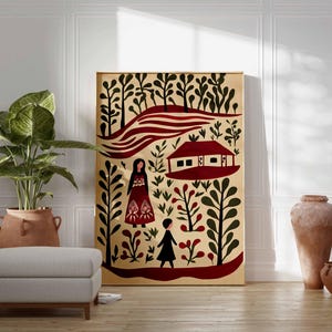 Op de afbeelding: Een ingelijste canvas kunstdruk met een illustratie in folk art-stijl. Het kunstwerk toont een huis, figuren en bladeren in rood, zwart en groen op een beige achtergrond. Een grote potplant, een poef en aardewerk staan ook in de afbeelding.