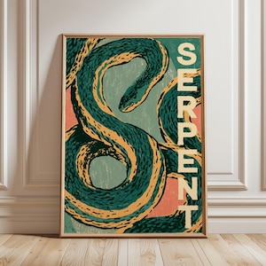 Op de afbeelding: Een rechthoekige wandkunstprint met een gestileerde donkergroene slang met gele markeringen die in het midden is opgerold. De achtergrond bestaat uit gedempte saliegroene en zalmroze secties. Het woord SERPENT is gedrukt in grote crèmekleurige letters.