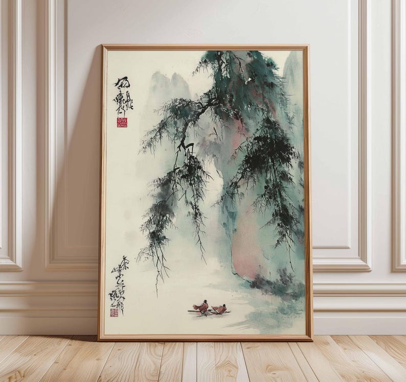 Puede incluir: Obra de arte enmarcada de inspiraci&oacute;n asi&aacute;tica que presenta un paisaje sereno. La pintura representa una escena de monta&ntilde;a con una rama de &aacute;rbol en primer plano, en tonos verdes, azules y rosas. Dos peque&ntilde;as figuras est&aacute;n en un bote en la parte inferior. La obra est&aacute; en un marco de madera.