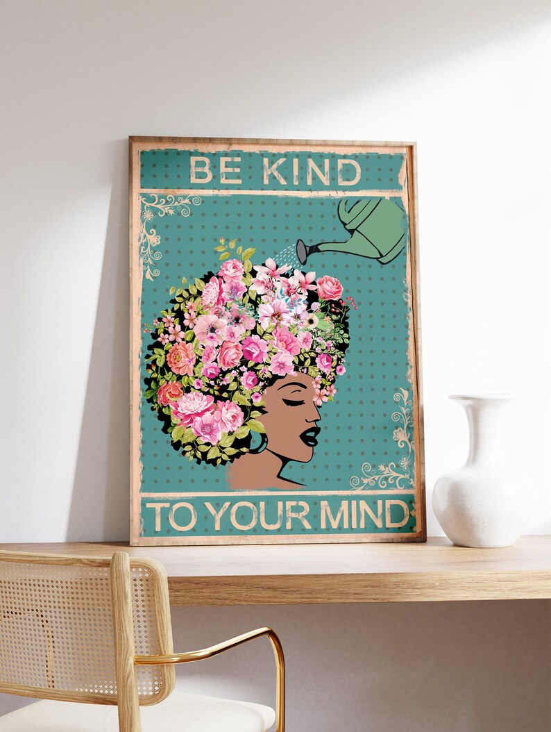 Pu&ograve; includere: Un poster in stile vintage con sfondo verde acqua e pois bianchi. Il poster presenta una donna di colore con un grande afro adornato con fiori rosa. Un annaffiatoio sta annaffiando i fiori. Il testo sul poster recita "Be Kind To Your Mind".
