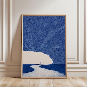 Op de afbeelding: Ingelijste kunstafdruk met een minimalistische illustratie. Een figuur staat op een pad dat leidt naar een heldere, witte opening onder een getextureerde, donkerblauwe lucht. Het kunstwerk is ingekaderd in een houten frame, wat een serene en contemplatieve esthetiek creëert.