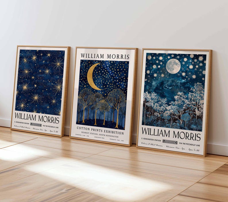 Op de afbeelding: Drie ingelijste posters met een blauw en gouden ontwerp met een halve maan en sterren. De posters zijn getiteld "William Morris" en adverteren voor een "Cotton Prints Exhibition".