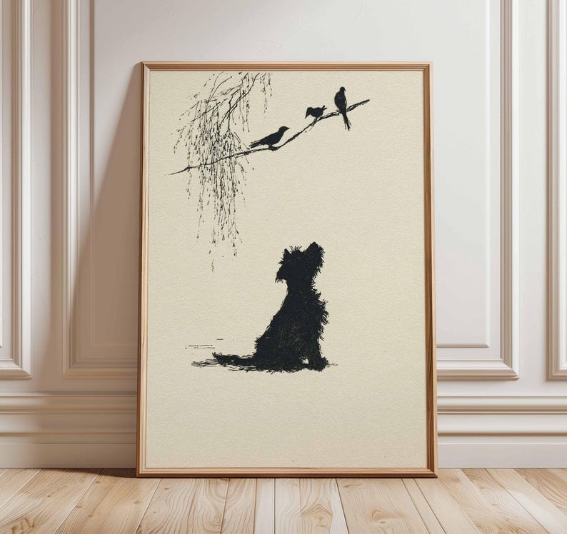 K&ouml;nnte beinhalten: Gerahmter Schwarz-Wei&szlig;-Kunstdruck mit einer Silhouette eines Hundes, der zu V&ouml;geln auf einem Ast aufblickt. Das Kunstwerk hat einen minimalistischen Stil mit neutralem Hintergrund und Holzrahmen.