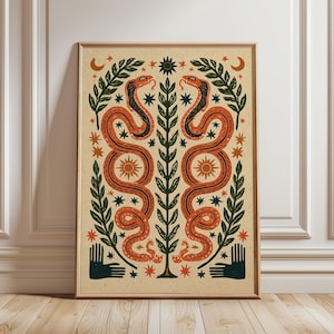 Könnte beinhalten: Ein rechteckiger Wandkunstdruck auf cremefarbenem Hintergrund mit zwei symmetrischen, orangefarbenen Schlangen, die sich um einen zentralen grünen Blattstiel winden. Das Design zeigt dunkelgrüne Hände unten, Sonnen- und Mondmotive sowie verstreute Sterne.