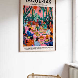 Op de afbeelding: Een kleurrijke illustratie van een groep mensen die rond een tafel met eten zitten. De illustratie is geplaatst tegen een roze achtergrond met groene cactussen en planten. De tekst "Taquerias El Sabor de la Vida Mexicana" staat bovenaan de illustratie.