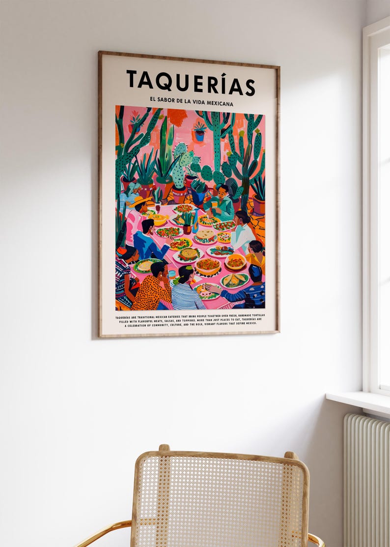 Op de afbeelding: Een kleurrijke illustratie van een groep mensen die rond een tafel met eten zitten. De illustratie is geplaatst tegen een roze achtergrond met groene cactussen en planten. De tekst "Taquerias El Sabor de la Vida Mexicana" staat bovenaan de illustratie.