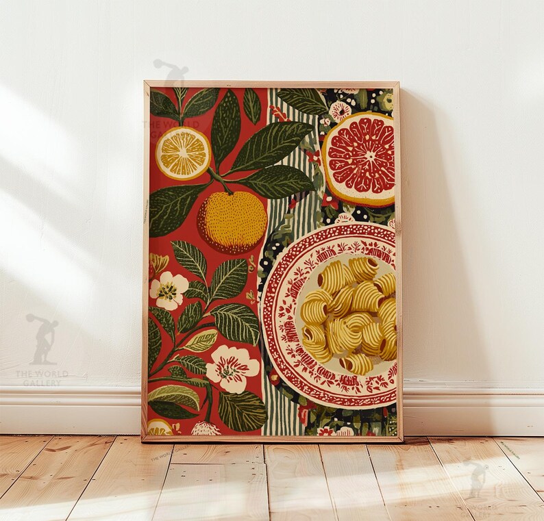 Może przedstawiać: Oprawiony wydruk artystyczny z motywem martwej natury. Grafika przedstawia talerz makaronu, owoce cytrusowe i wzory kwiatowe na czerwonym tle. Wydruk ma drewnianą ramę i jest eksponowany na drewnianej podłodze.
