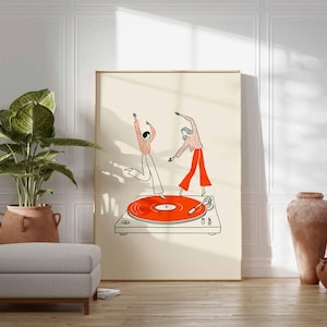 Puede incluir: Una impresi&oacute;n art&iacute;stica enmarcada representa a dos figuras bailando sobre un tocadiscos. Las figuras visten camisas y pantalones de lunares rojos y blancos. El tocadiscos tiene un disco de color naranja brillante. La impresi&oacute;n se exhibe en una habitaci&oacute;n con una planta y un taburete.
