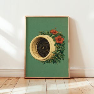 Könnte beinhalten: Gerahmter Kunstdruck. Eine Vintage-Illustration eines kreisförmigen Maschinenteils, verziert mit roten Hibiskusblüten und grünem Laub, vor einem teal-farbenen Hintergrund. Das Kunstwerk ist in einem Holzrahmen.